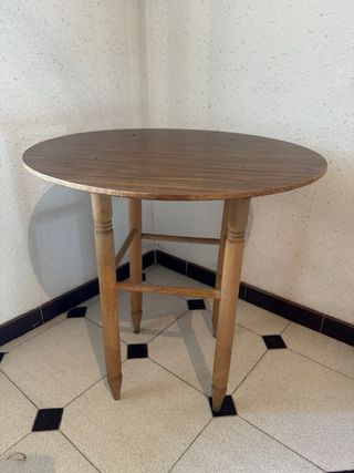 Mesa redonda de cristal y madera