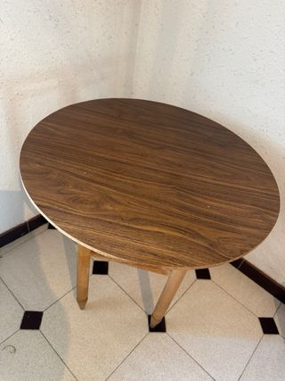 Mesa redonda de cristal y madera