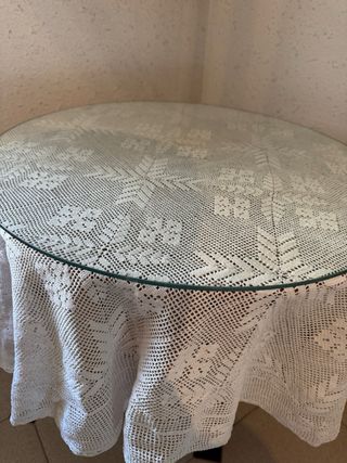 Mesa redonda de cristal y madera