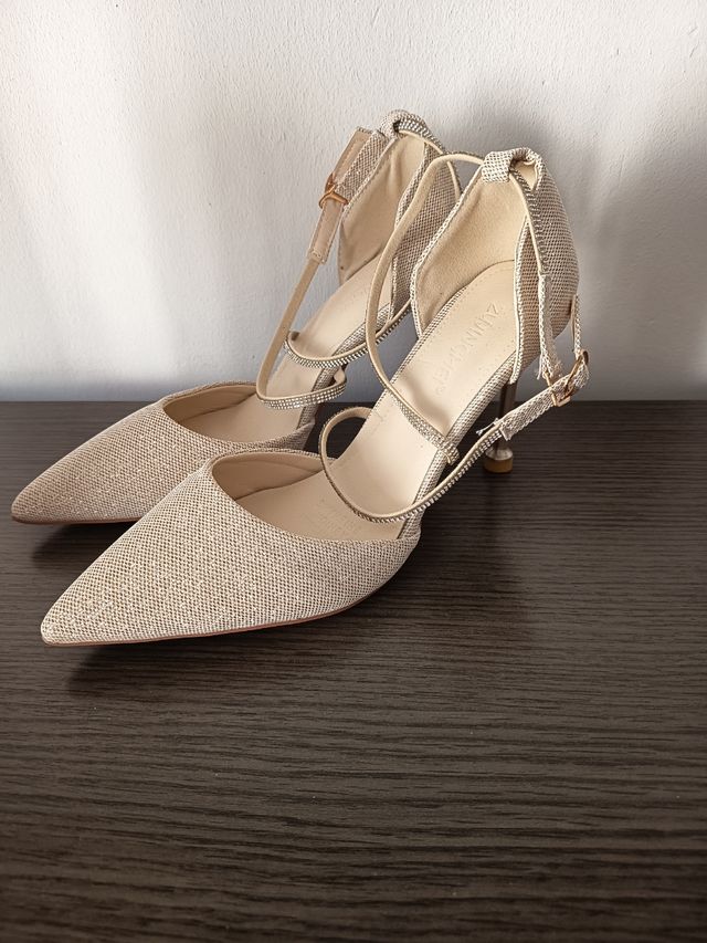 Zapatos tacón beige dorados
