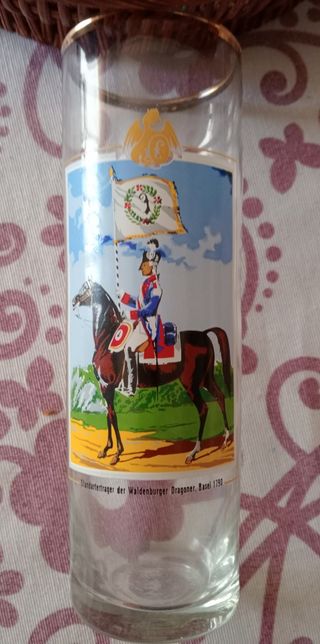 Lote de 6 vasos motivos militares.