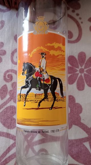 Lote de 6 vasos motivos militares.