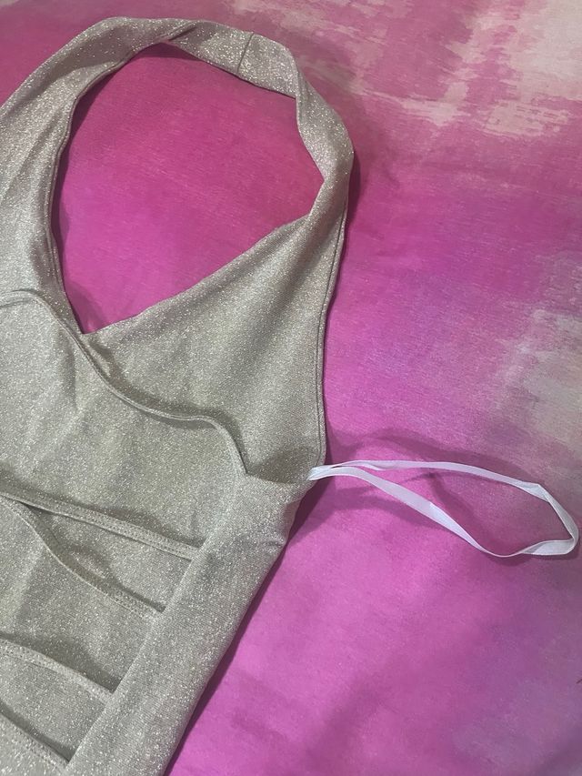 ¡REBAJA! Top halter brillante dorado