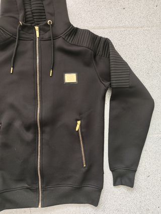Sudadera negra con capucha