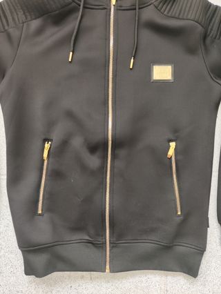 Sudadera negra con capucha