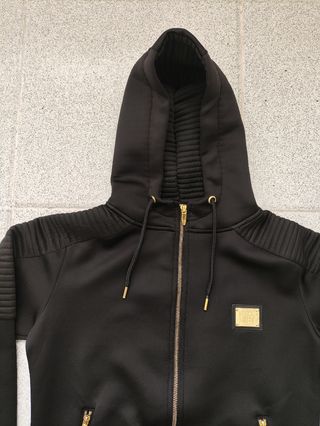 Sudadera negra con capucha