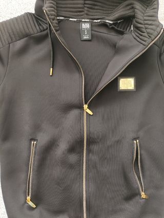 Sudadera negra con capucha