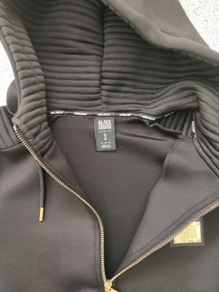 Sudadera negra con capucha