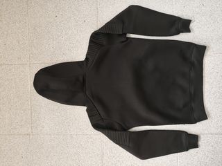 Sudadera negra con capucha