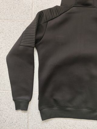 Sudadera negra con capucha