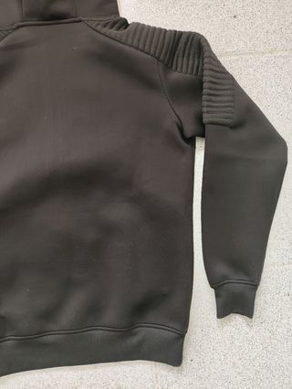 Sudadera negra con capucha
