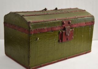 Antiguo baúl de mediano tamaño. Madera