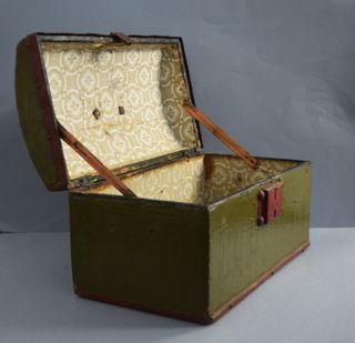 Antiguo baúl de mediano tamaño. Madera