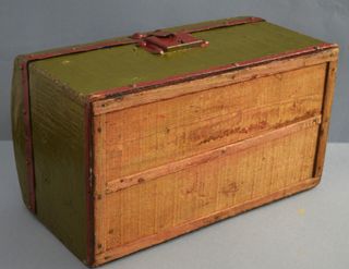 Antiguo baúl de mediano tamaño. Madera