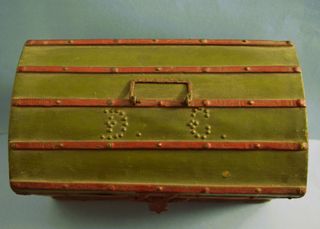 Antiguo baúl de mediano tamaño. Madera