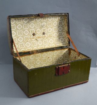 Antiguo baúl de mediano tamaño. Madera