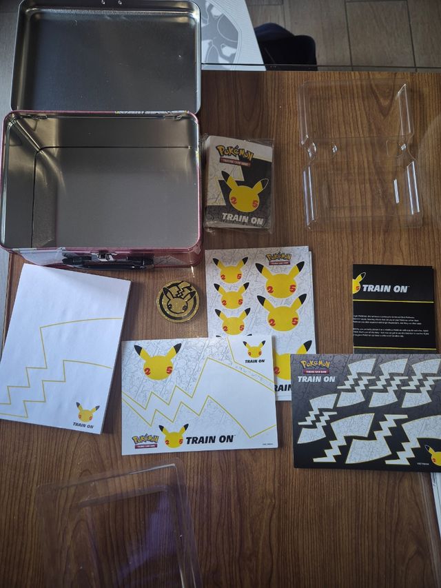 Maletín Pokémon 25 Aniversario Vacio