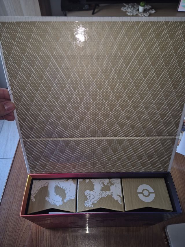 Espada y Escudo - Caja Premium Vacía