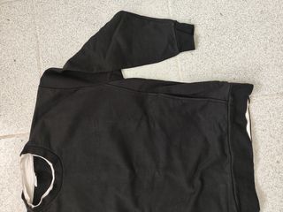 Sudadera negra sin capucha.