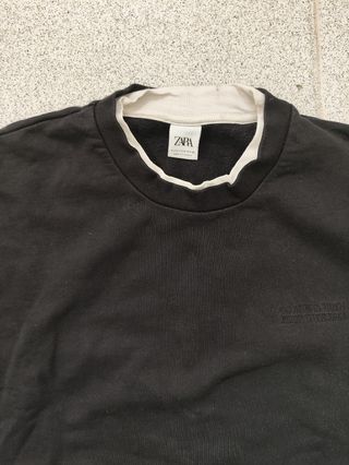 Sudadera negra sin capucha.