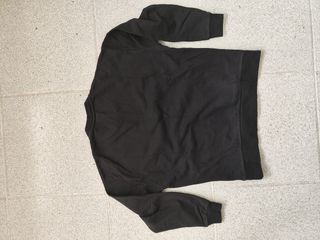 Sudadera negra sin capucha.