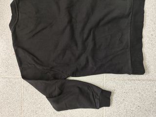 Sudadera negra sin capucha.