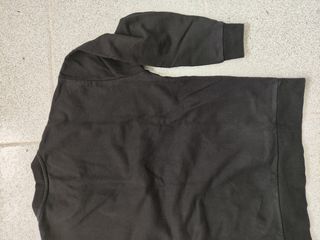 Sudadera negra sin capucha.