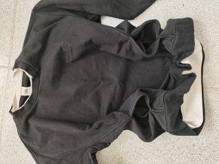 Sudadera negra sin capucha.