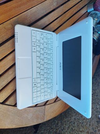 Airis Kira N7000 7" Ultra-Portable NETBOOK PC