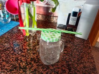 Taza cristal con asa y pajita