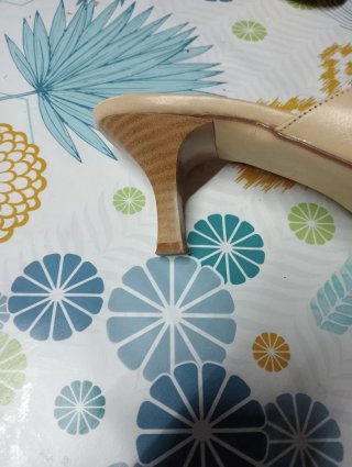 Zapatos beige y zapatos negros.