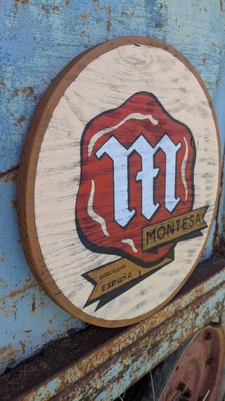 Cartel Montesa logo antiguo en madera