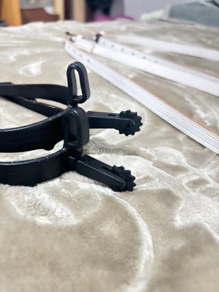 Espuelas nuevas con correas blancas