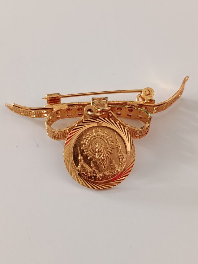 Broche Virgen del Carmen dorado