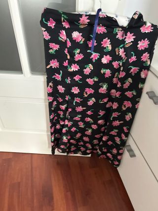 Falda midi flores negra y rosa