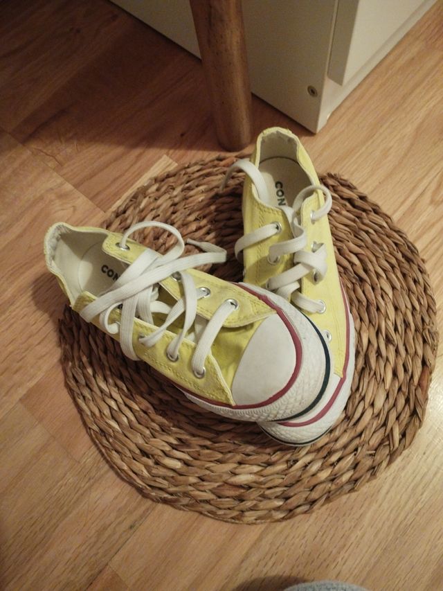 Converse amarillas niña - usadas
Talla 31.5
