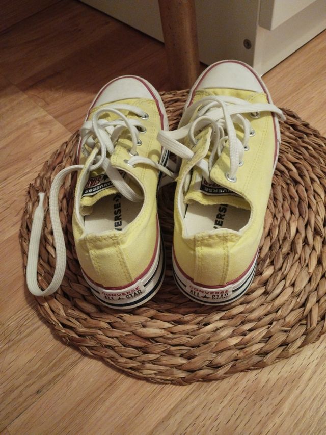 Converse amarillas niña - usadas
Talla 31.5