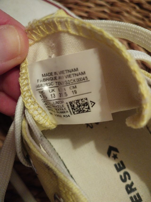 Converse amarillas niña - usadas
Talla 31.5