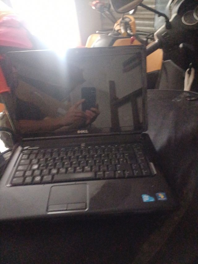 Portátil Dell - Negro y Rosa