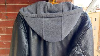 Chaqueta cuero negra capucha gris