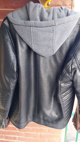 Chaqueta cuero negra capucha gris