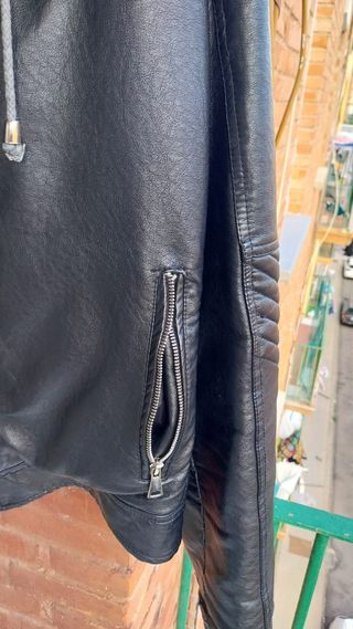 Chaqueta cuero negra capucha gris