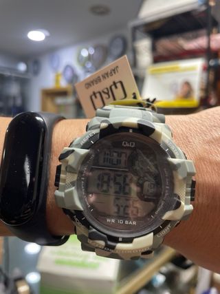 Reloj QyQ deportivo camuflaje