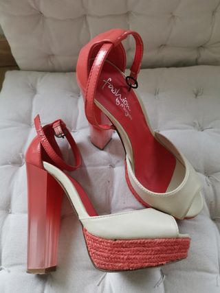 Sandalia de tacón alto y ancho.