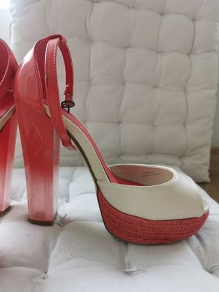 Sandalia de tacón alto y ancho.