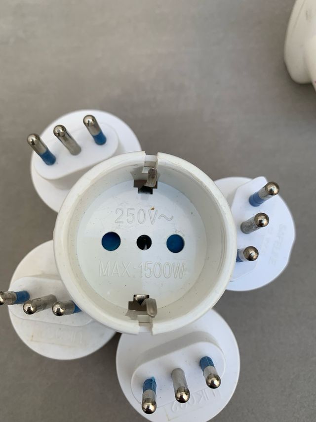 Adaptadores enchufes Italia-España