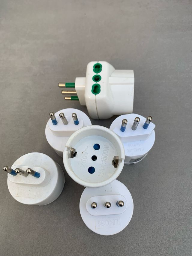 Adaptadores enchufes Italia-España