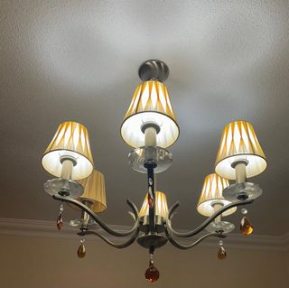 Máquina de coser Alfa antigua con mueble