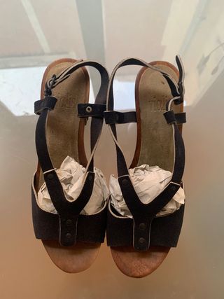 Sandalias Vialis negras - tacón madera