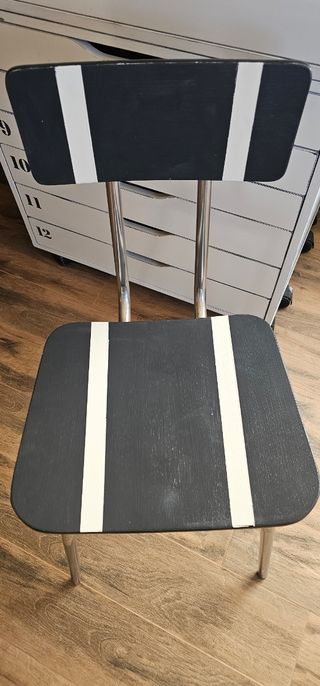 Silla vintage restaurada blanco-negro